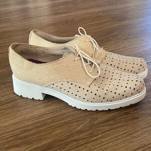 Munro Durell Beige Nubuck Perforated Oxford Shoes Size 8 W academia preppy comfy